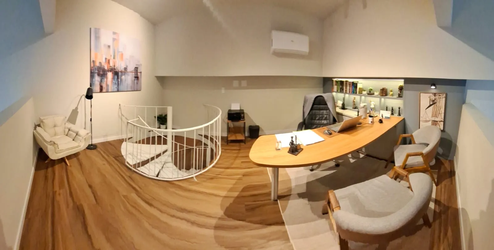 Sala de atendimento no piso superior do escritório