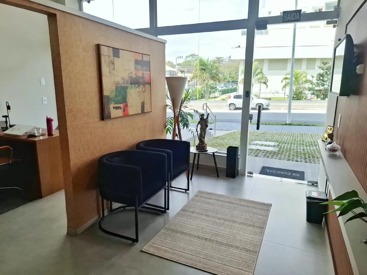 Sala de espera com vista para a rua