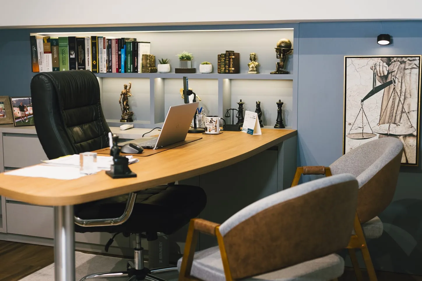 Sala de atendimento com mesa e estante de livros